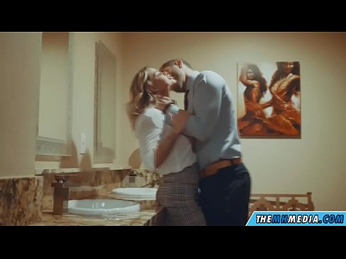 ❤️ کله چې یو ښکلی سپین رنګ تاسو په عامه تشناب کې جذبوي ☑  په ps.robosexshop.ru